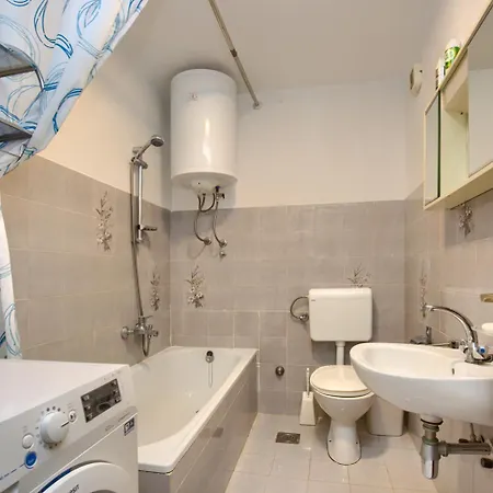 Gordana With Balcony And Parking Apartman